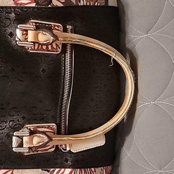 Guess purse - Picture 10 of 14